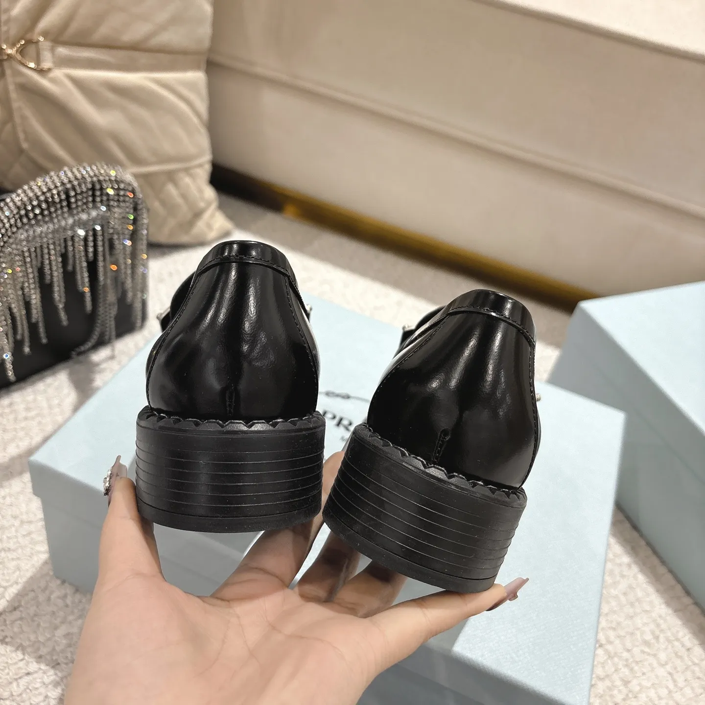 👟👟Ex-factory price 580👟👟Higher version Prad✅Certified𝟐𝟎𝟐5𝙨𝙨 Early spring Prada💯 #陈昊宇 Same style, many celebrity internet celebrities have the same style/medium-heeled British loafers, the metal buckle design adds a sense of sophistication, the overall shape is full of aura, and the British style small leather shoes are casual and high-end. Chen Haoyu’s same style/Prada25ss loafers! Fabric: Imported open edge beads Lining: Imported sheepskin Insole: Imported cowhide Women's model: Standard code 35-41 (customized at 40.41).  Color: black, light brown, white. The shoes are very cost-effective, so we refuse to negotiate.  #陈昊宇 Same style Prada loafers # Temperament wear